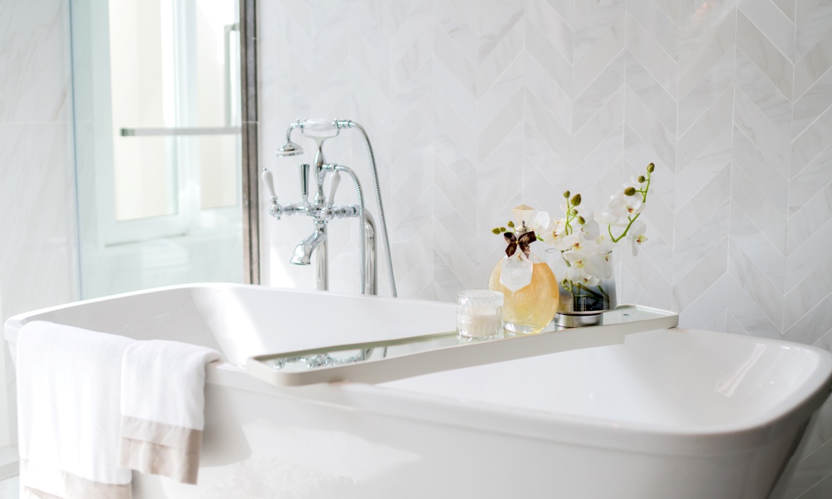 Bateria wannowa z długą ruchomą, obrotową wylewką